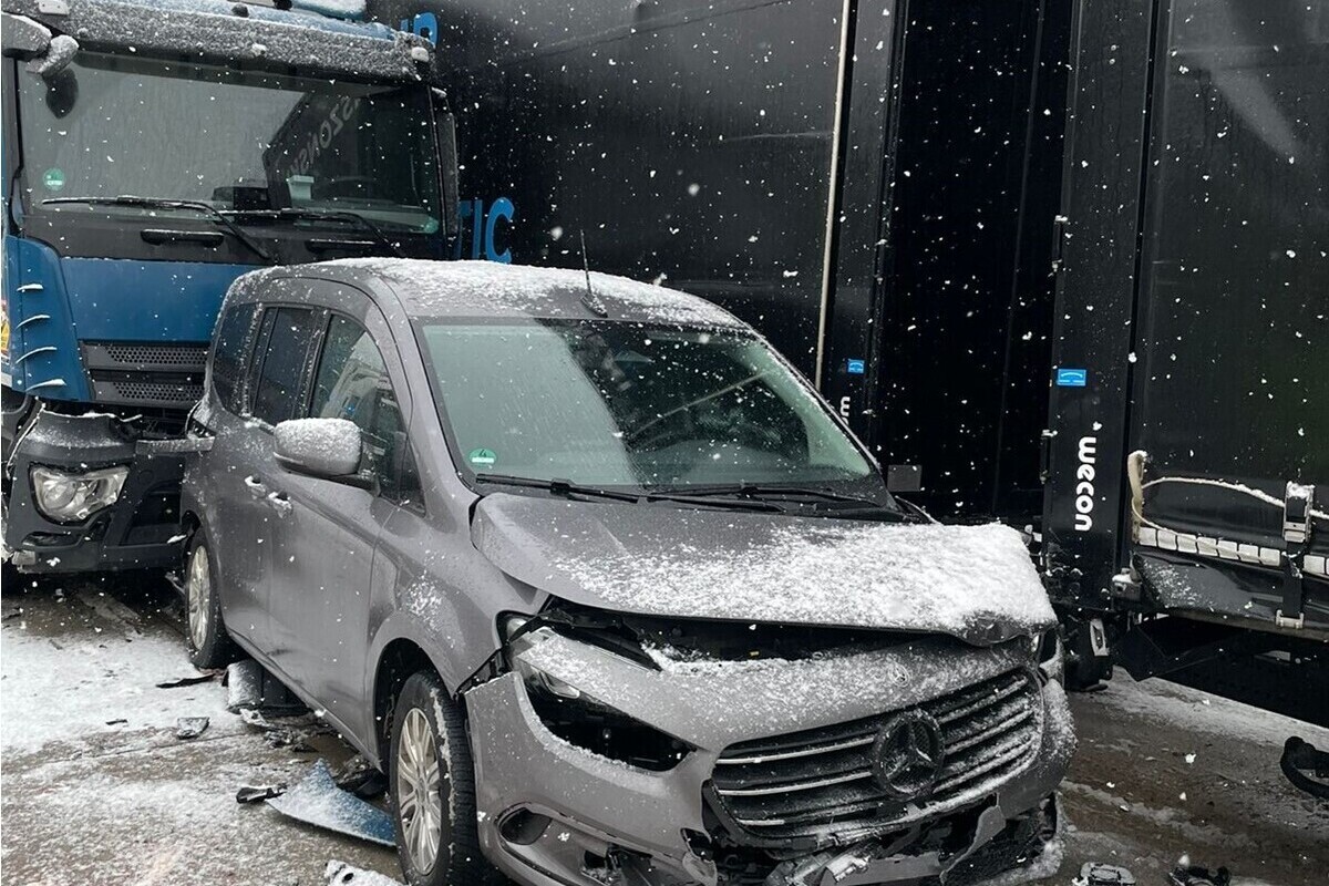 Bundesautobahn 6 nach mehreren Unfällen gesperrt 