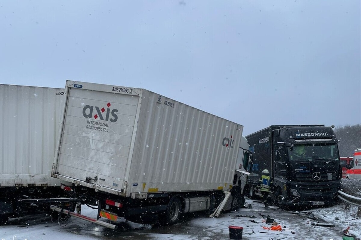Bundesautobahn 6 nach mehreren Unfällen gesperrt 