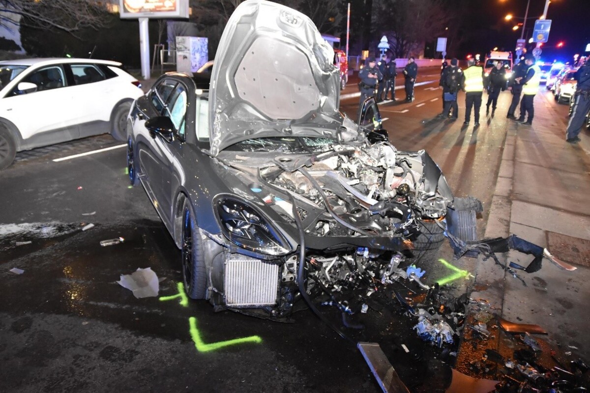 Wien - Schwerer Verkehrsunfall - Mehrere Personen teils schwer verletzt