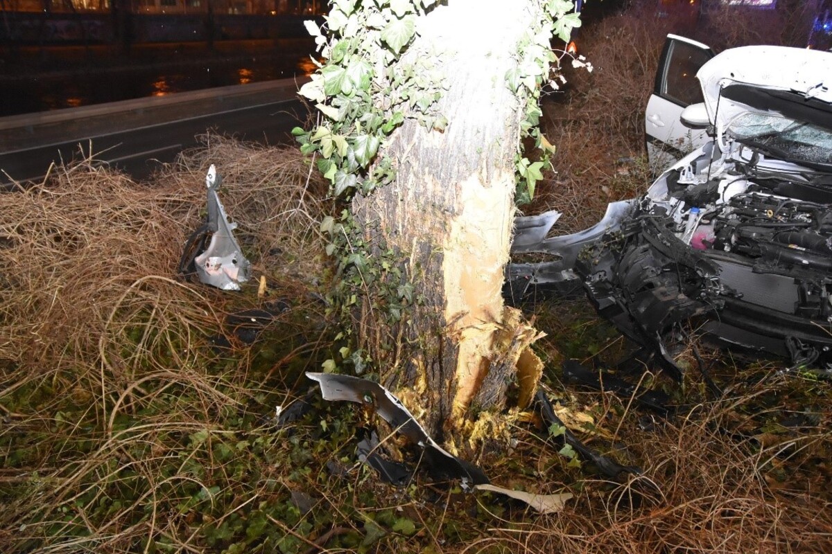 Wien - Schwerer Verkehrsunfall - Mehrere Personen teils schwer verletzt