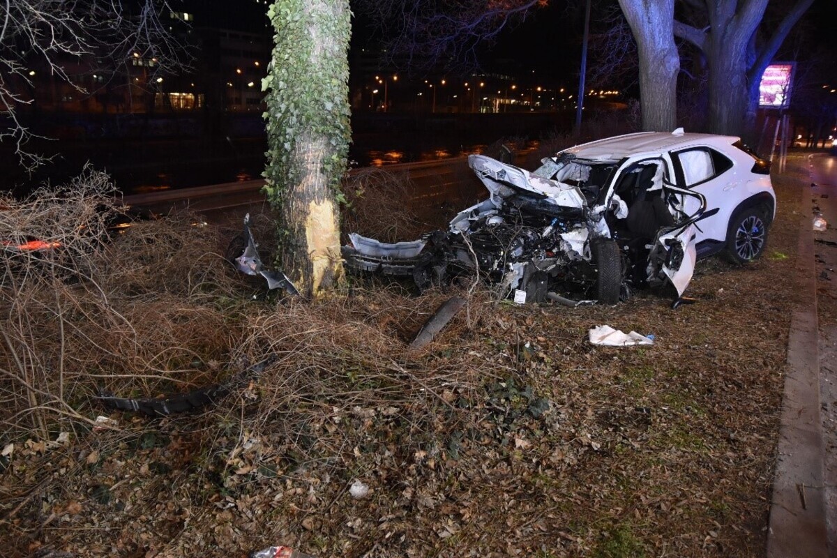 Wien - Schwerer Verkehrsunfall - Mehrere Personen teils schwer verletzt