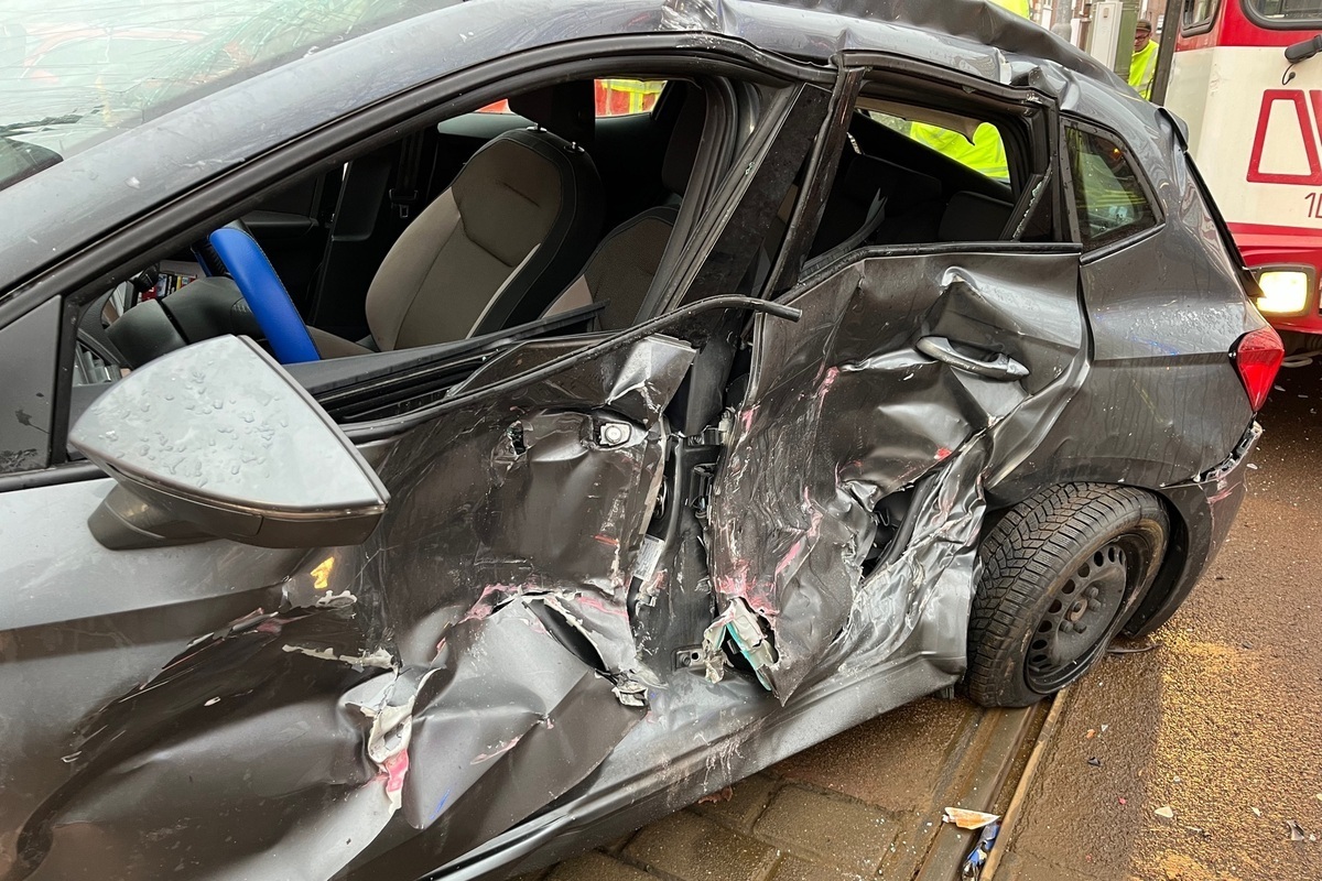 Alt-Hamborn NW - Mit einer Straßenbahn kollidiert - Mehrere Verletzte