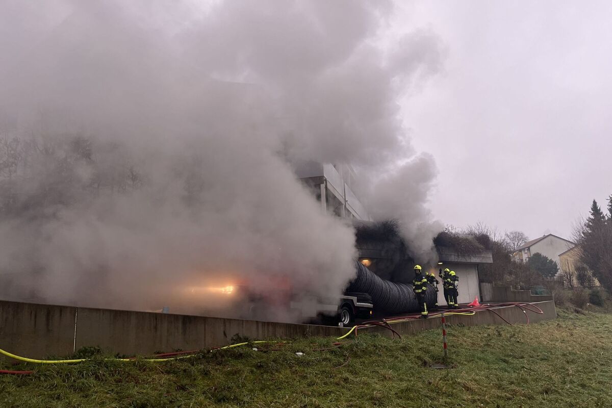 Aesch BL - Auto in Einstellhalle in Brand geraten