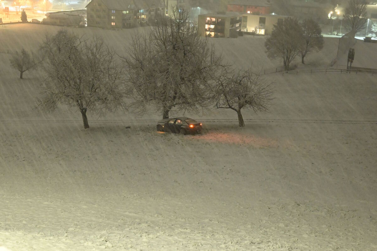Bazenheid SG - Von der Strasse abgekommen - Mit Baum kollidiert