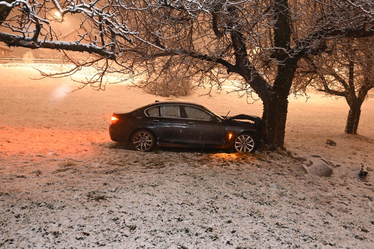 Bazenheid SG - Von der Strasse abgekommen - Mit Baum kollidiert