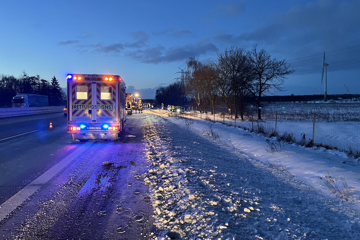 Großenaspe SH - Streifenwagen verunfallt - A7 Richtung Süden komplett gesperrt