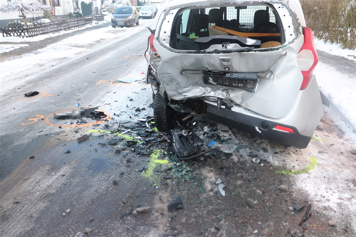 Langenfeld NW - Alkoholisiert vor der Polizei geflüchtet und verunfallt