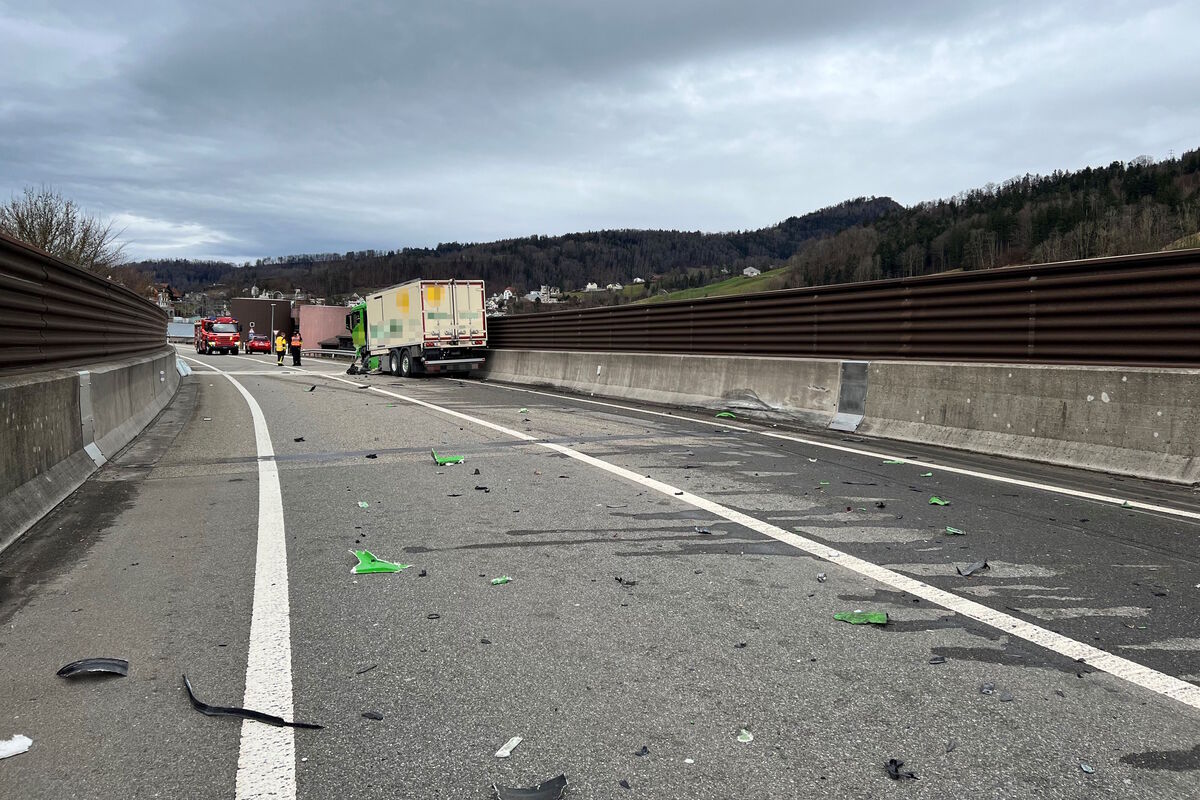 Lichtensteig SG - Frontal mit Lastwagen kollidiert - 50-Jähriger stirbt bei Verkehrsunfall
