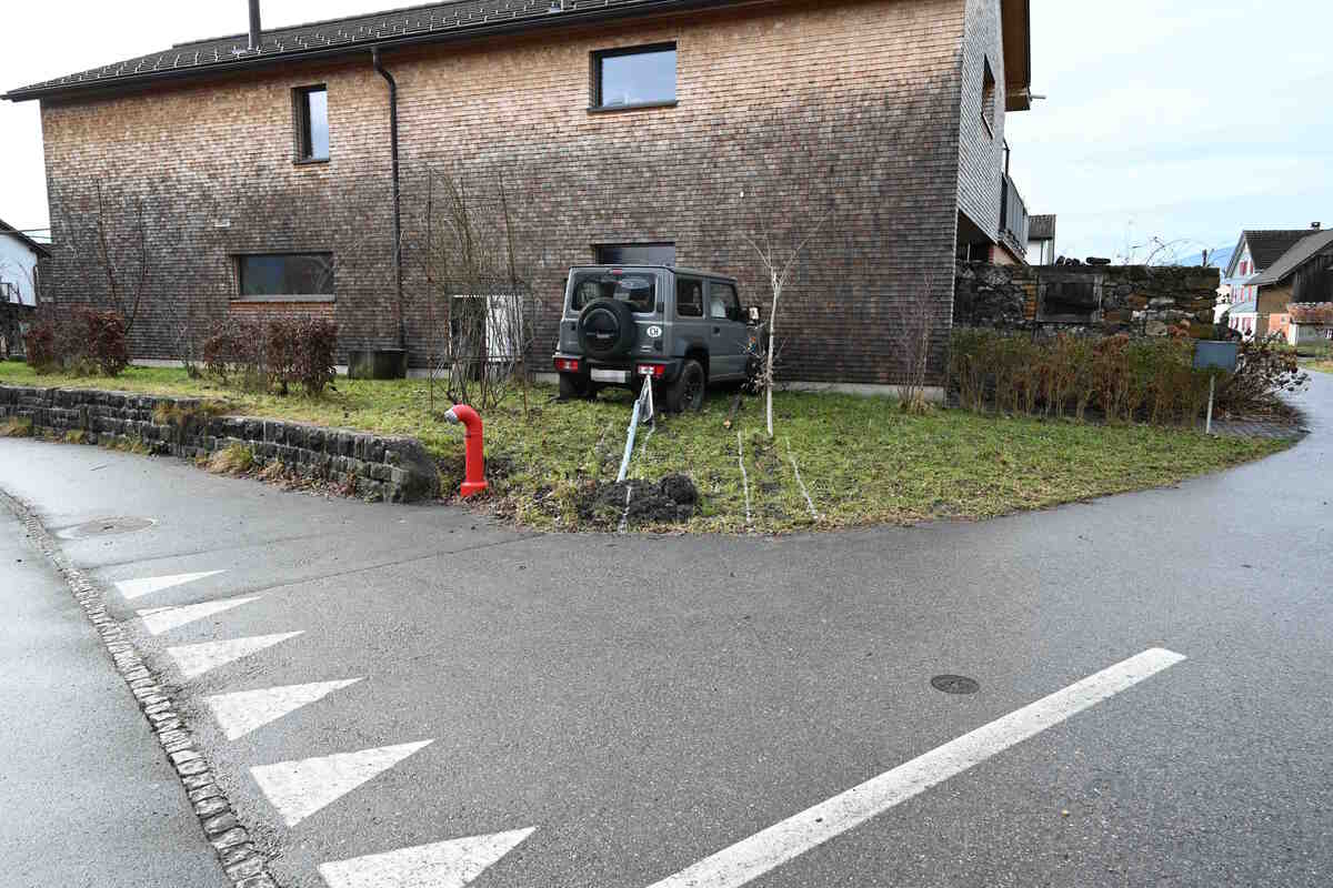 Kriessern SG - 92-jährige Autofahrerin prallt gegen Hausfassade
