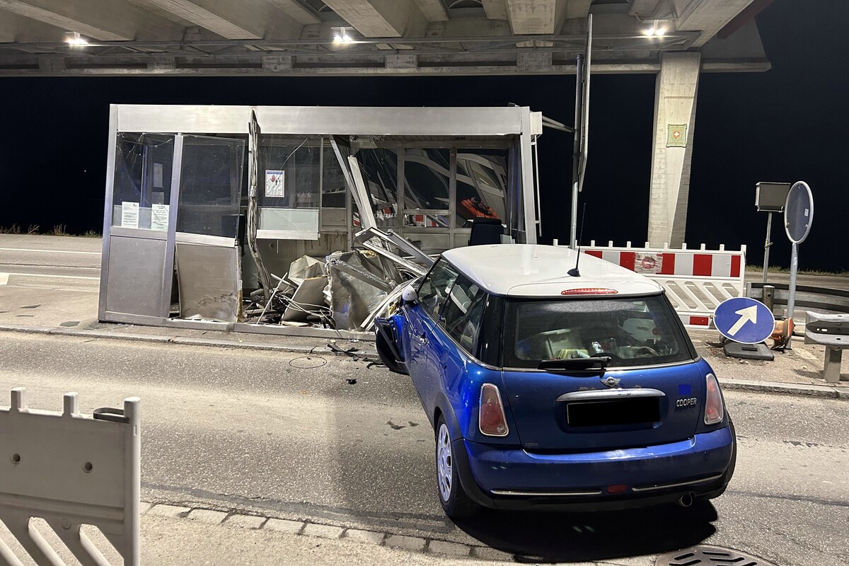 Unfall in Neuhausen am Rheinfall SH - In ein Zollhäuschen gefahren