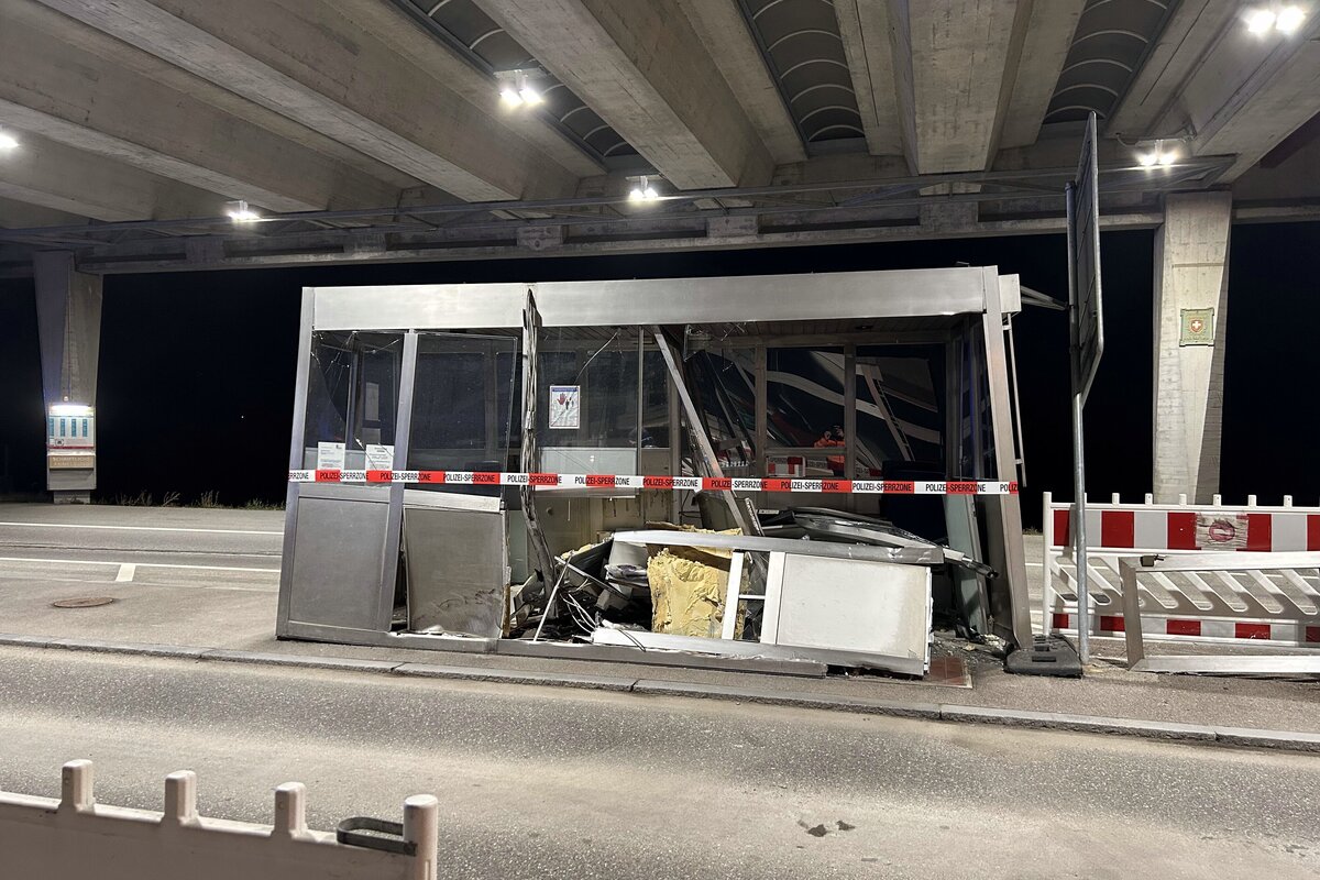 Unfall in Neuhausen am Rheinfall SH - In ein Zollhäuschen gefahren