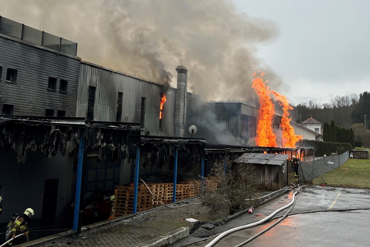 Sirnach TG - Industriehalle in Vollbrand - Eine Person verletzt