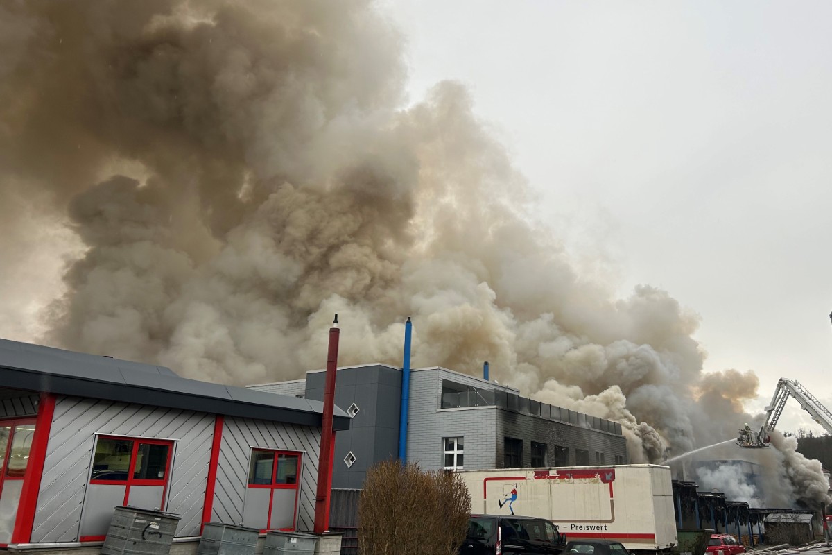 Sirnach TG - Industriehalle in Vollbrand - Eine Person verletzt