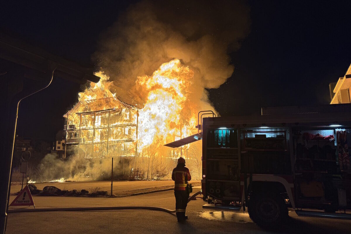Wildhaus SG - Leerstehendes Hotel in Vollbrand - Enormer Sachschaden - Polizei sucht Zeugen 