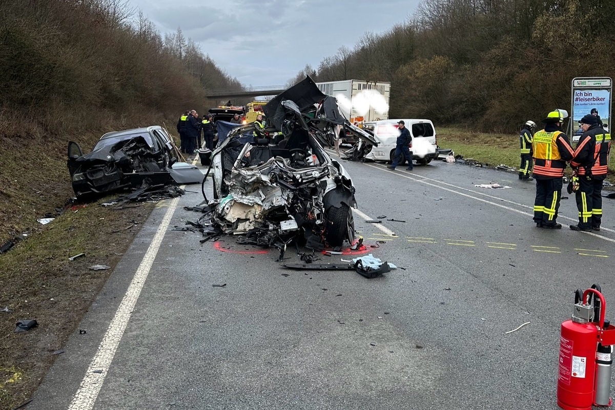 Horn-Bad Meinberg NW - Schwerer Unfall fordert drei Todesopfer