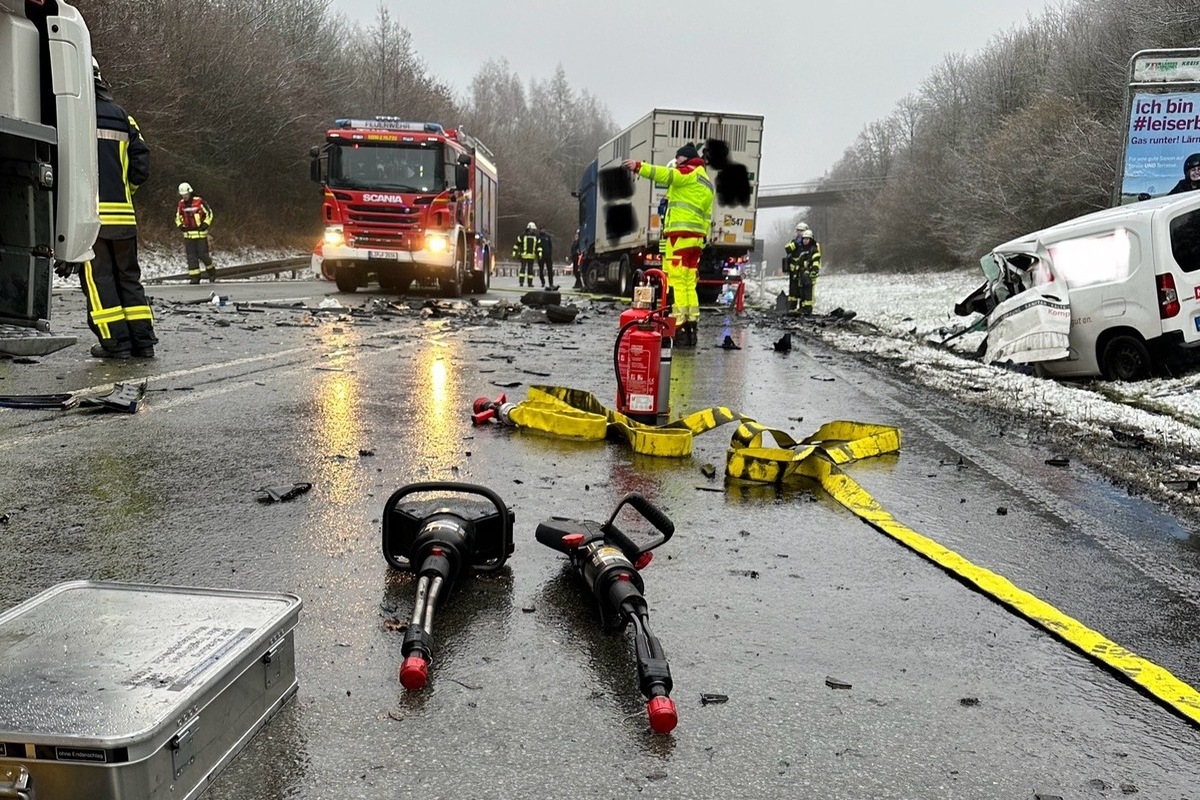 Horn-Bad Meinberg NW - Schwerer Unfall fordert drei Todesopfer