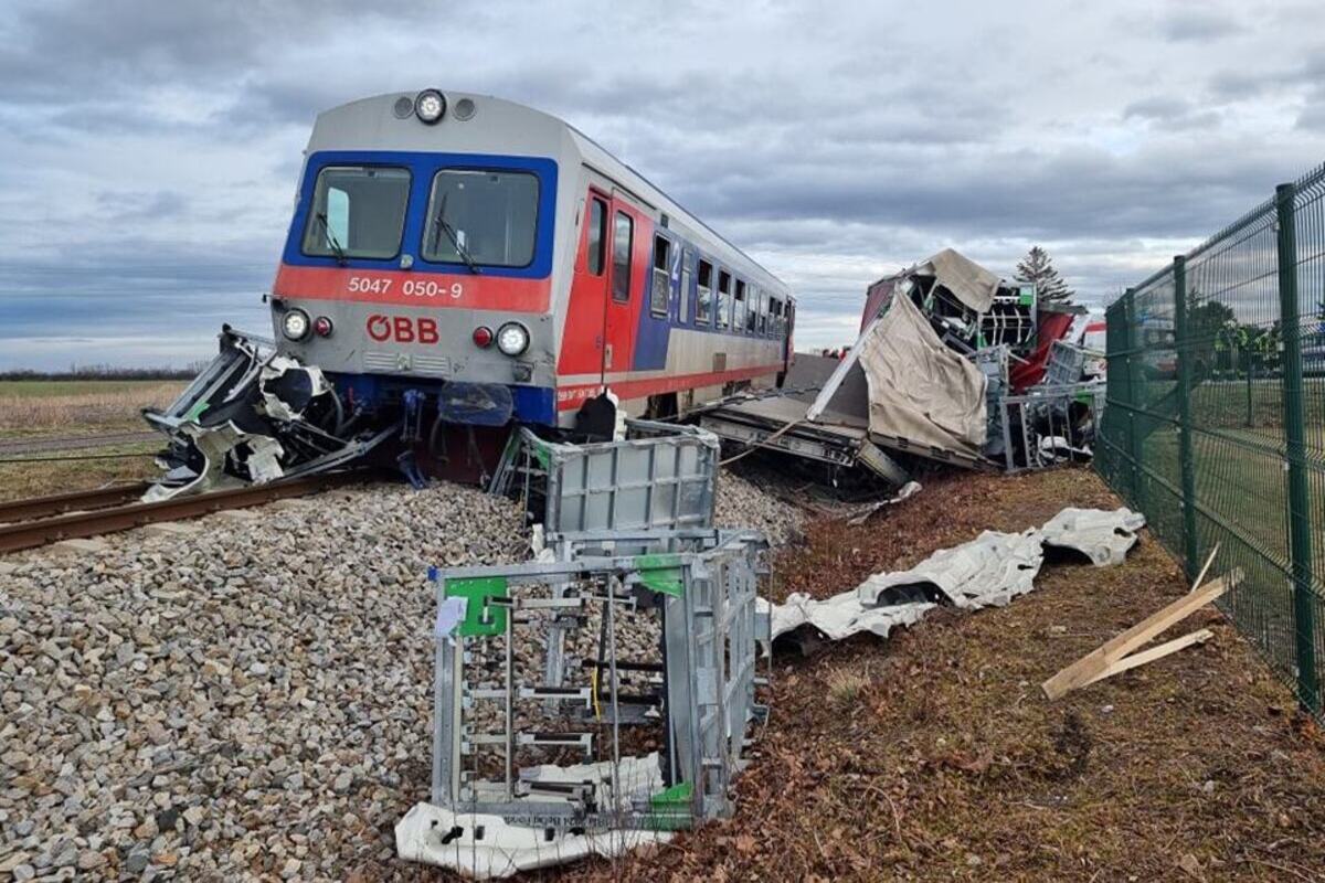 Traiskirchen - Sattelkraftfahrzeug kollidiert mit Aspangbahn