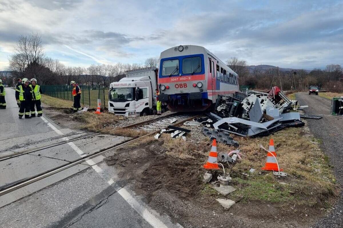 Traiskirchen - Sattelkraftfahrzeug kollidiert mit Aspangbahn