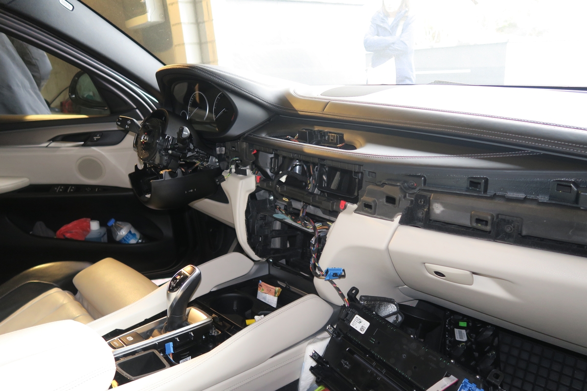 Mettmann NW - Zwei BMW aufgebrochen und Fahrzeugteile entwendet