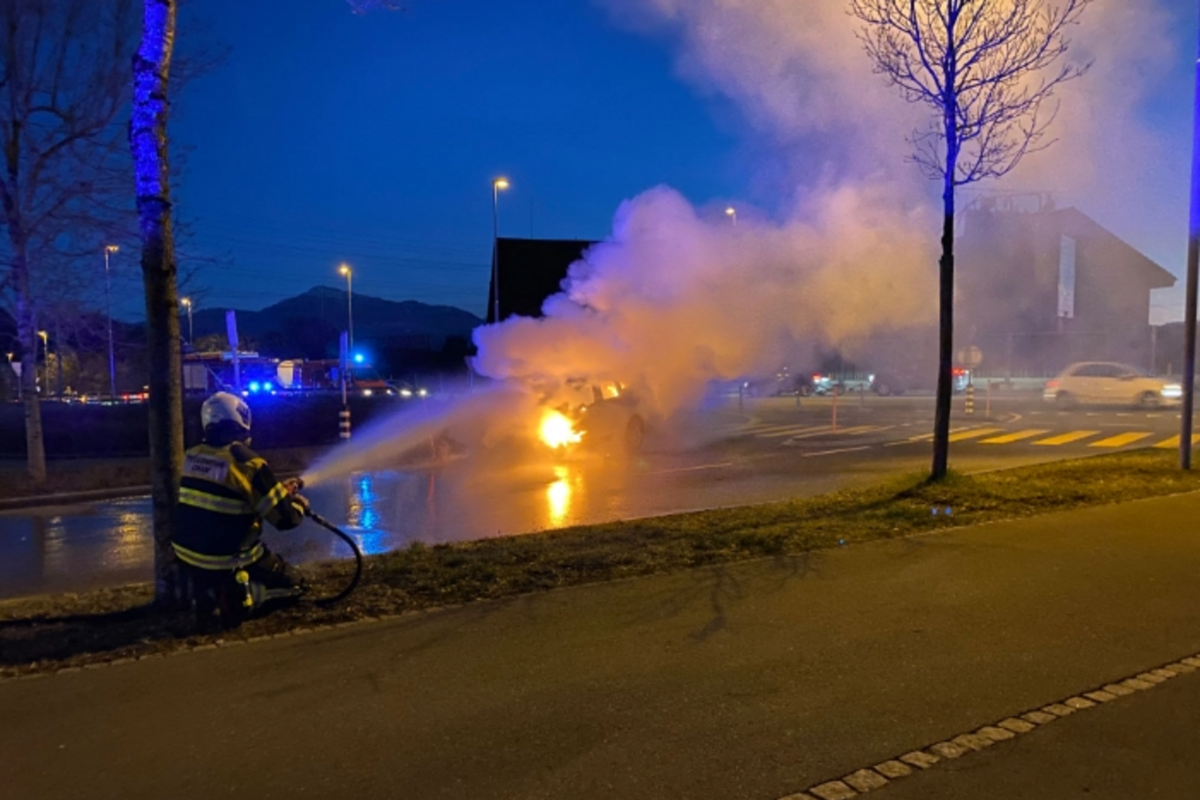 Cham ZG - Auto gerät während der Fahrt in Brand