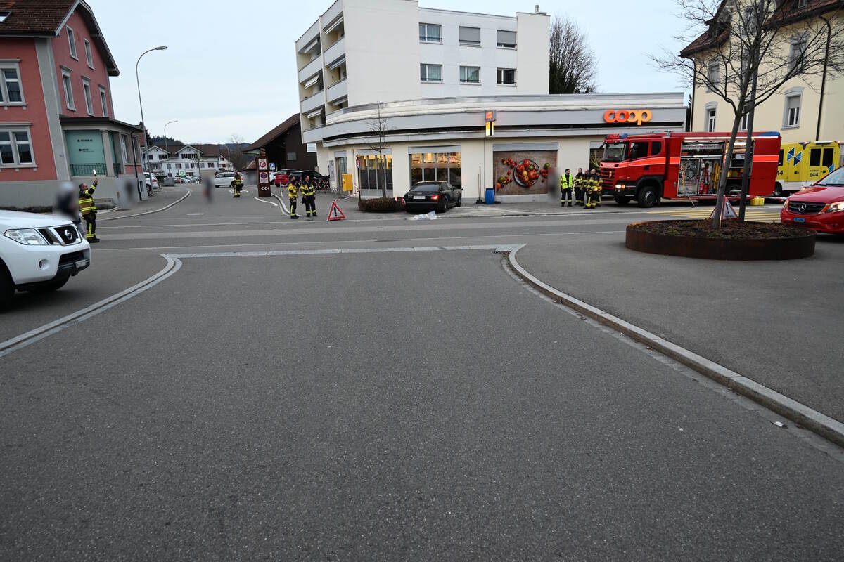 Niederuzwil SG - Gegen eine Glasfassade geprallt