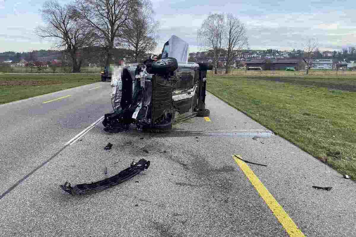 Kestenholz SO - Auto überschlägt sich bei Unfall - Oensingerstrasse gesperrt