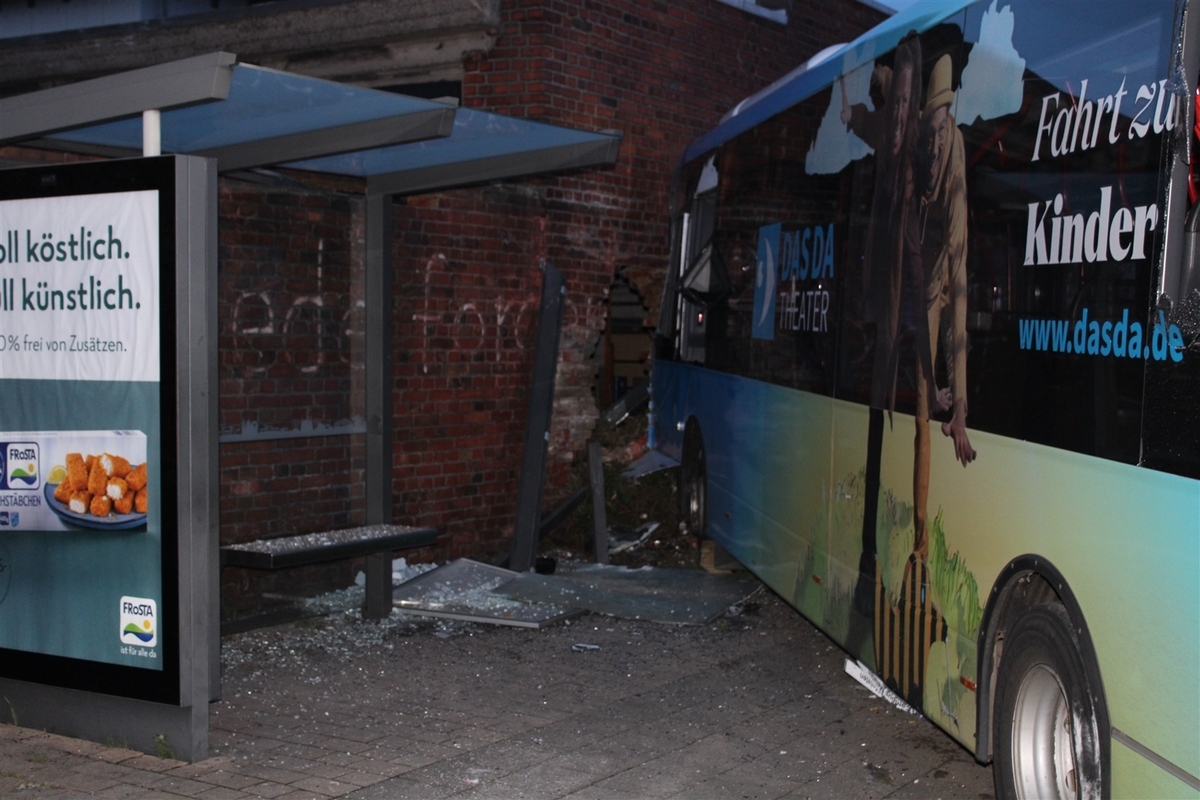 Unfall in Aachen NW - Bus prallt gegen eine Wand