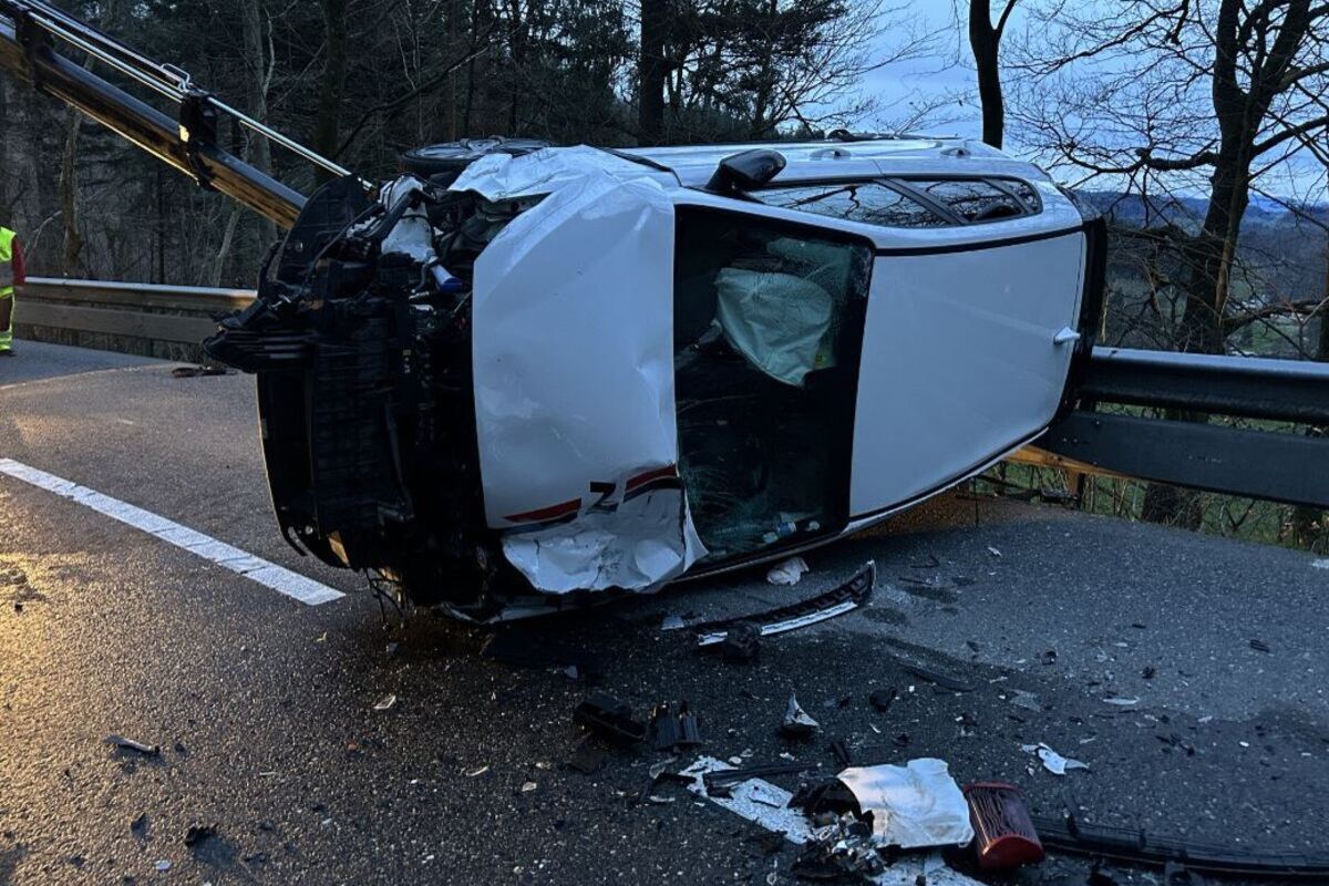 Unfall in Schöftland AG - Auto überschlägt sich
