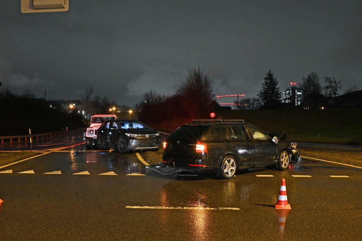 Ebikon LU - Unfall zwischen drei Autos