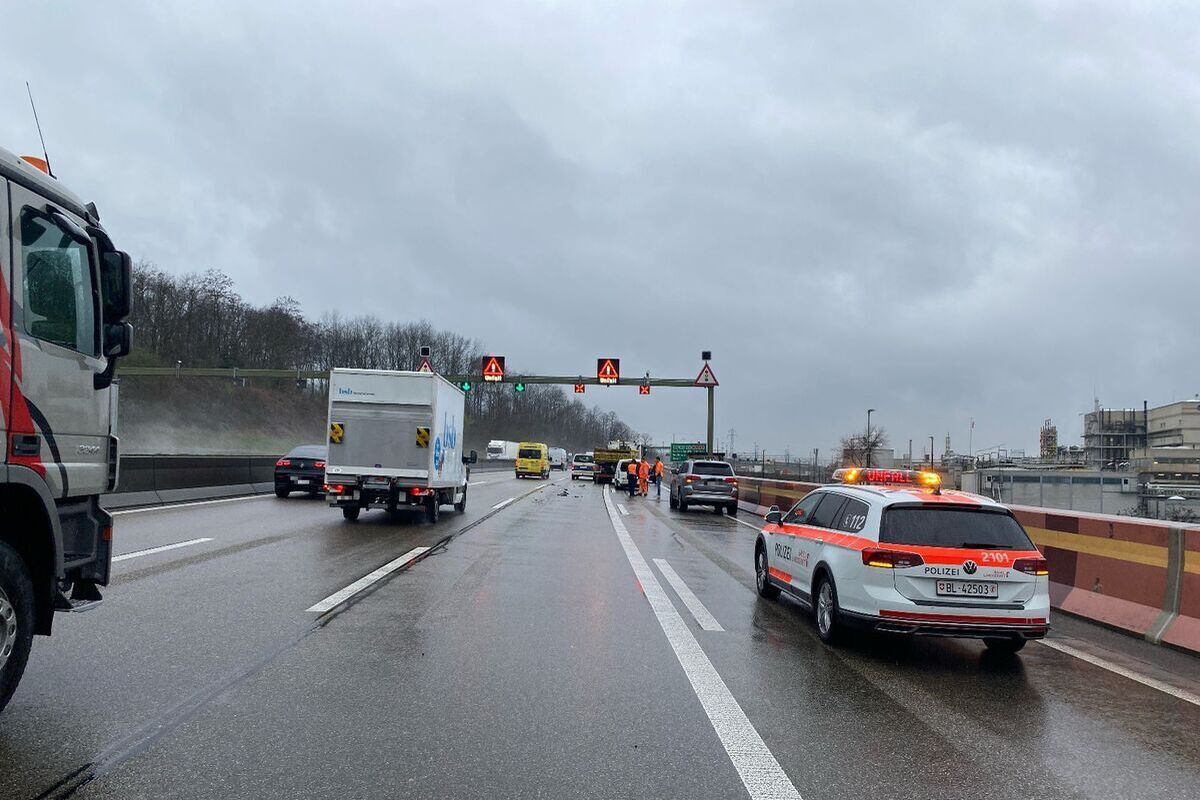 Pratteln / A2 BL - Lastwagen gegen Lieferwagen gefahren