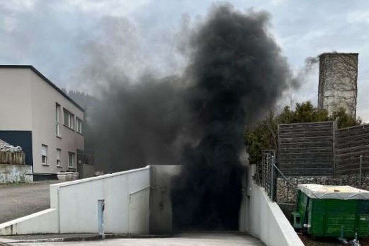 Pfeffingen BL - Auto in Einstellhalle in Brand geraten