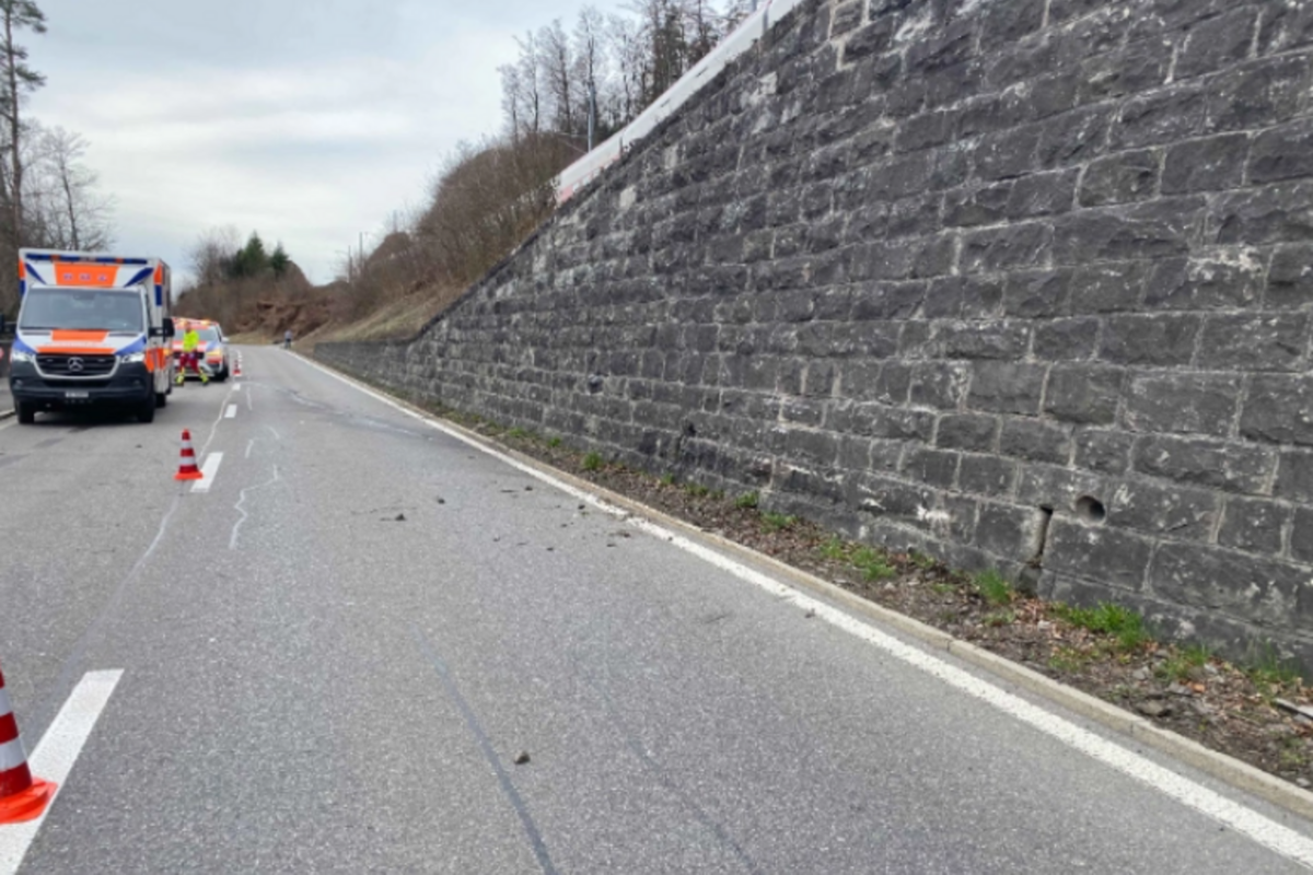 Kanton Zug - Mehrere Unfälle, alkoholisierte Lenker und Schäden nach dem Föhnsturm