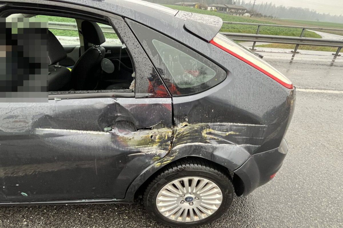 A1/Mägenwil AG - Lastwagen verliert Ladung während der Fahrt