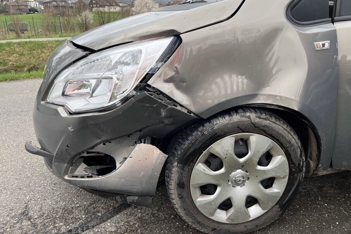 Buch SH - Kollision zwischen zwei Autos