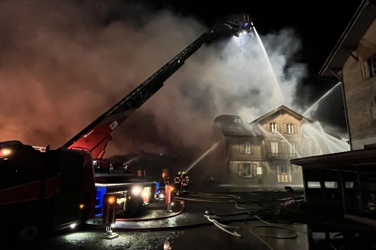 Wolfenschiessen NW - Hauptstrasse nach Grossbrand gesperrt