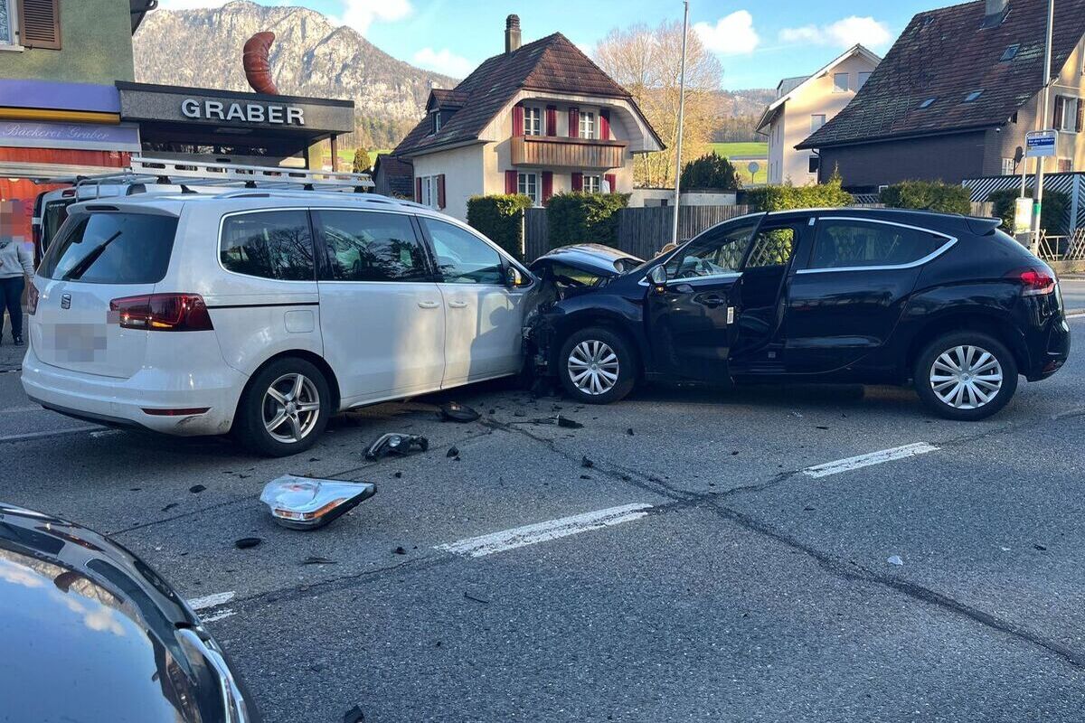 Riedholz SO - Unfall zwischen drei Autos führt zu Verkehrsbehinderungen
