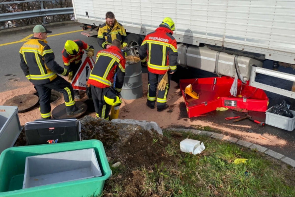 Oberägeri ZG - Diesel aus Treibstofftank eines Lastwagens ausgelaufen