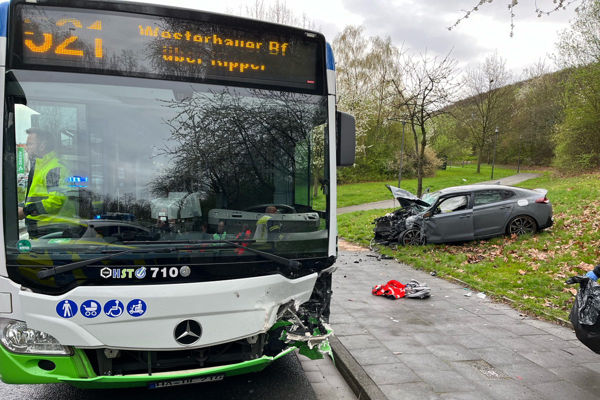 Hagen NW - Heftiger Unfall zwischen einem Linienbus und einem Auto