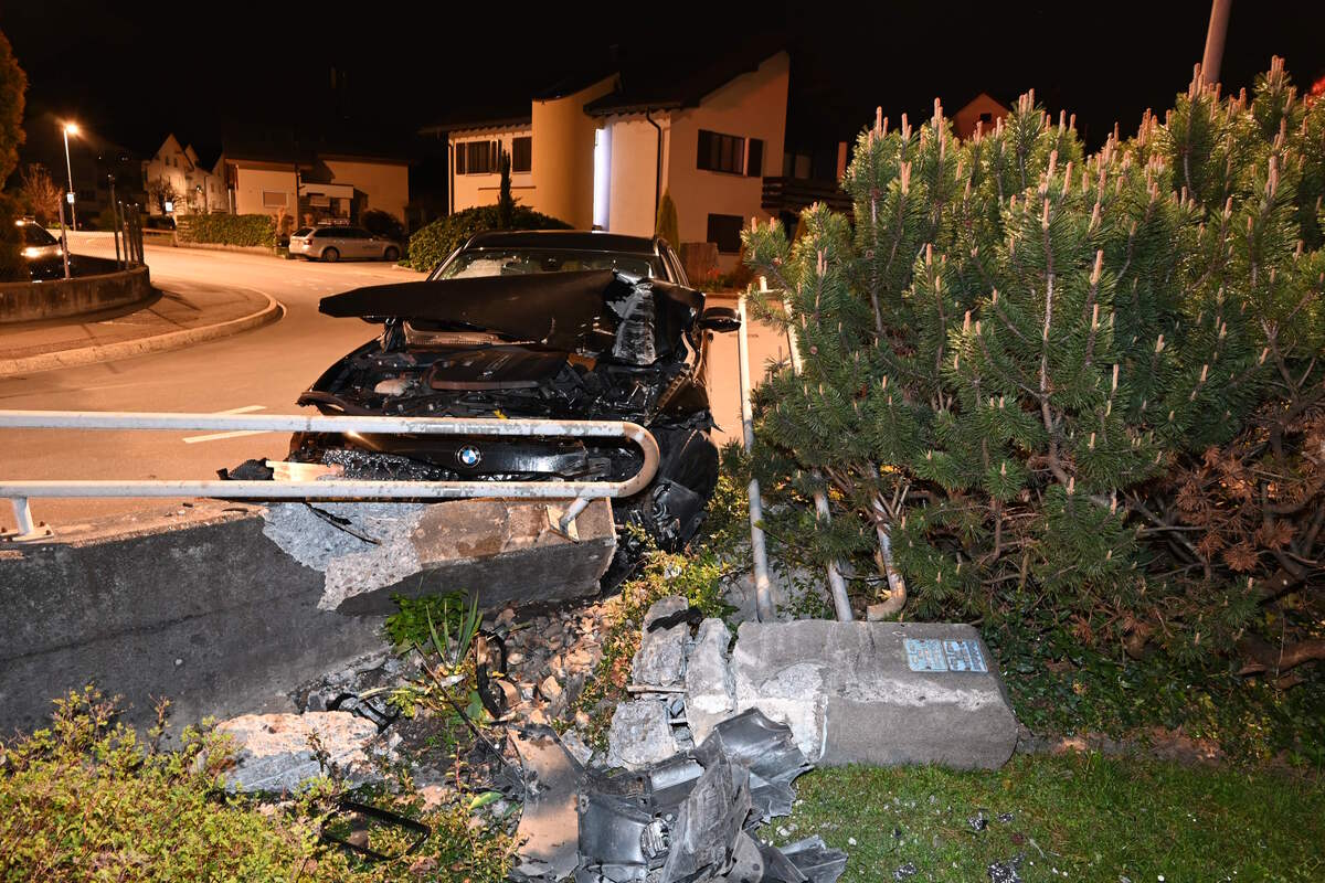 Mels SG - Fahrunfähig in eine Stützmauer geprallt
