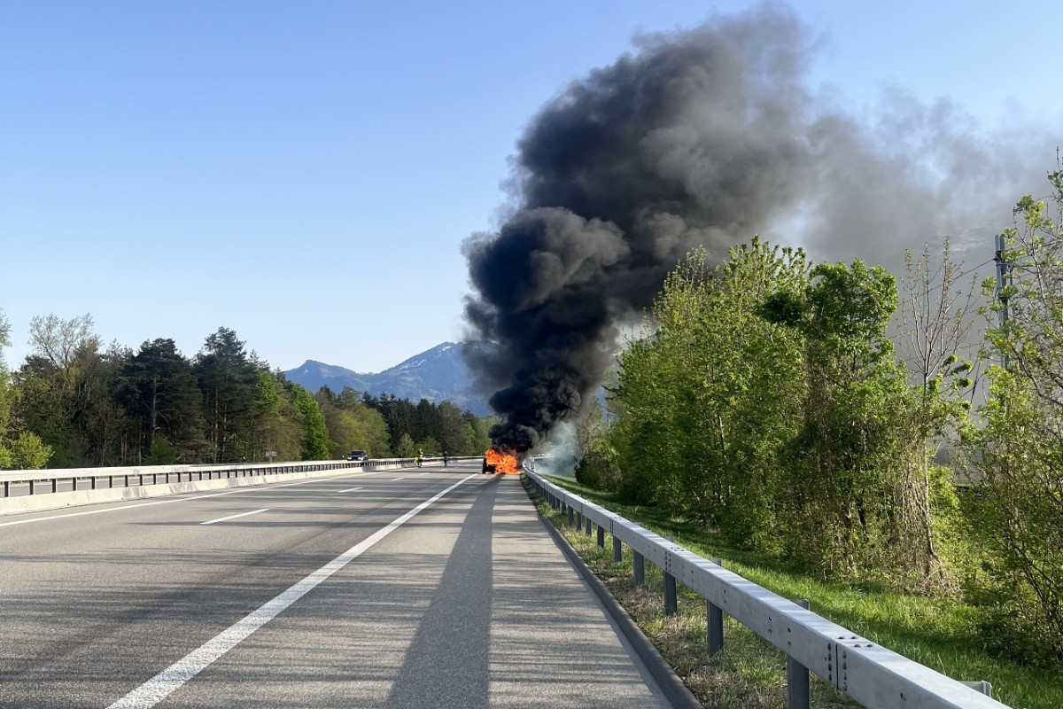 Sargans SG - Auto brennt auf der A13 komplett aus - Fahrer stand unter Alkoholeinfluss
