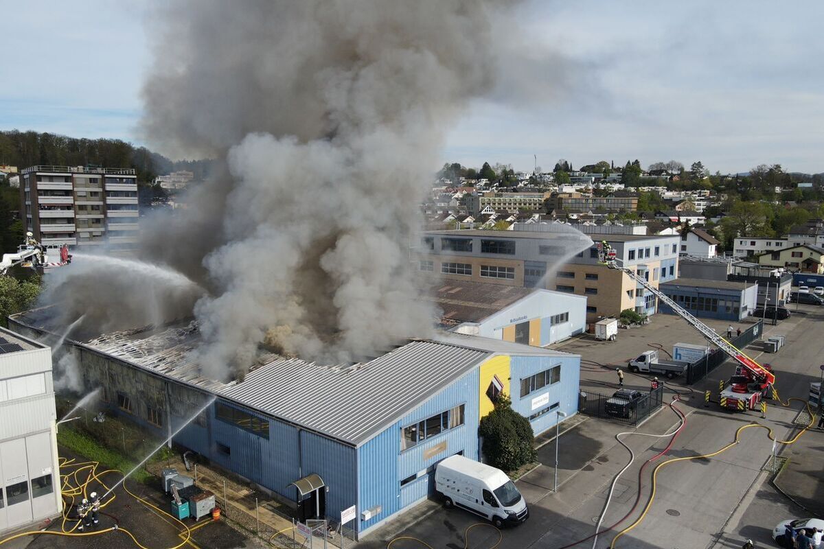 Therwil BL - Verkehrsbehinderungen wegen Brand