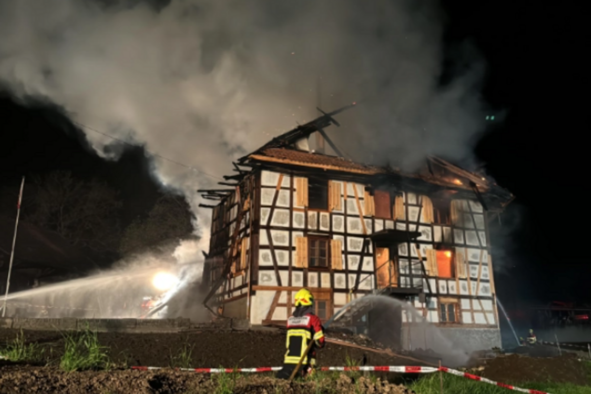 Baar ZG - Brand fordert Grossaufgebot der Feuerwehr