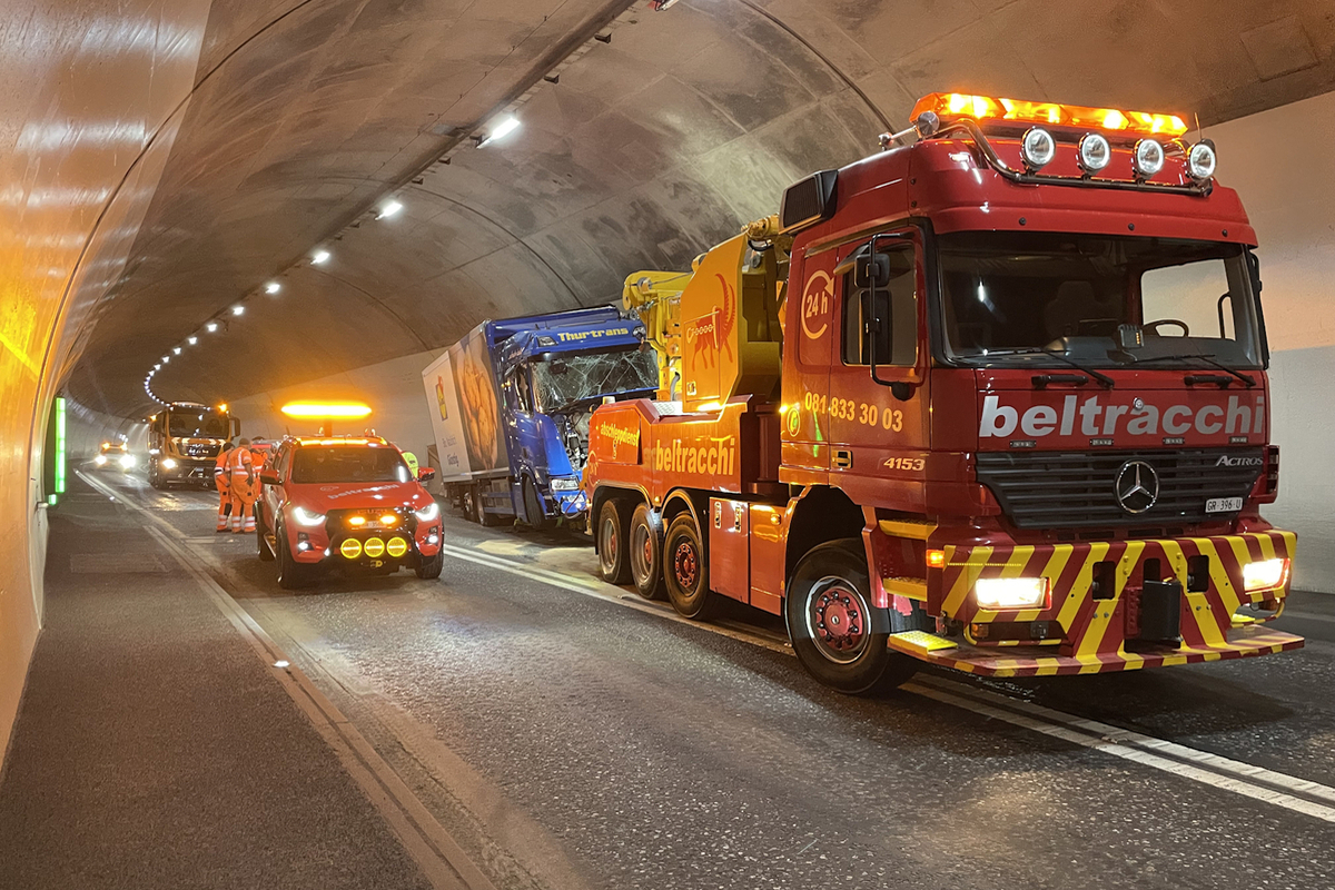 Silvaplana GR - Frontalkollision zwischen Lastwagen und Auto - Tunnel gesperrt