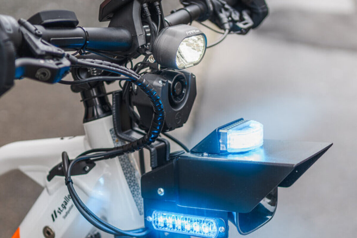 St.Gallen - Stadtpolizei auf E-Bikes mit Blaulicht und Sirenen unterwegs