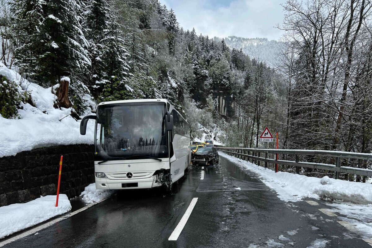Sarnen OW - Unfall am Brünigpass fordert mehrere Verletzte