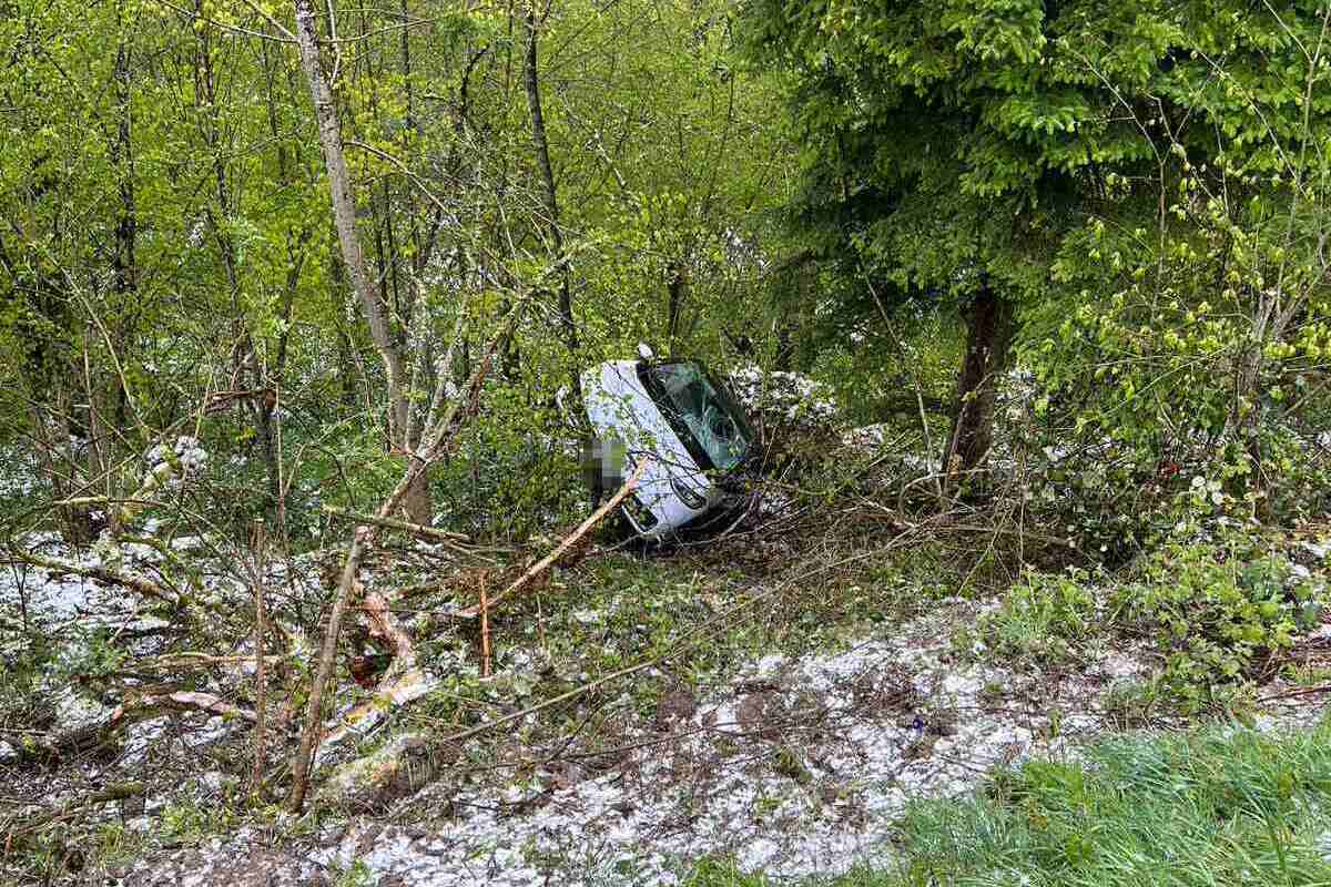 Himmelried SO - Auto gerät bei Unfall auf steile Böschung