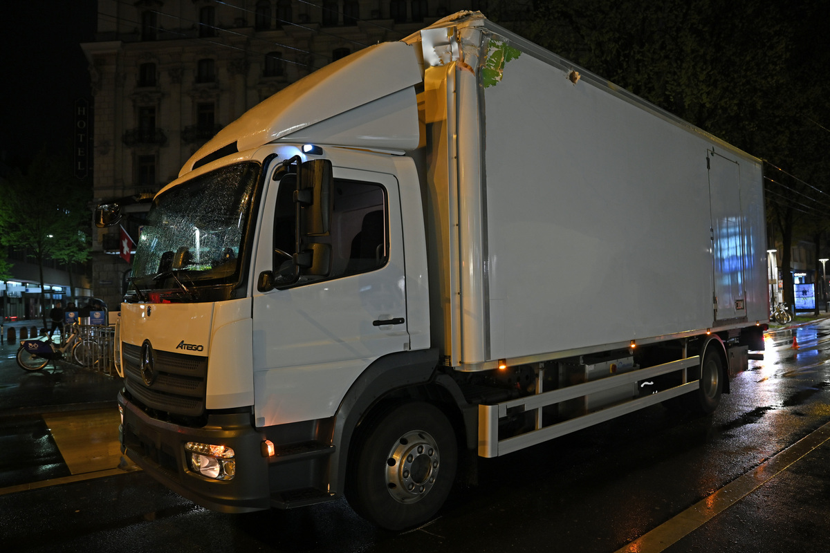 Stadt Luzern - Lastwagen gegen eine Arbeitsbühne geprallt