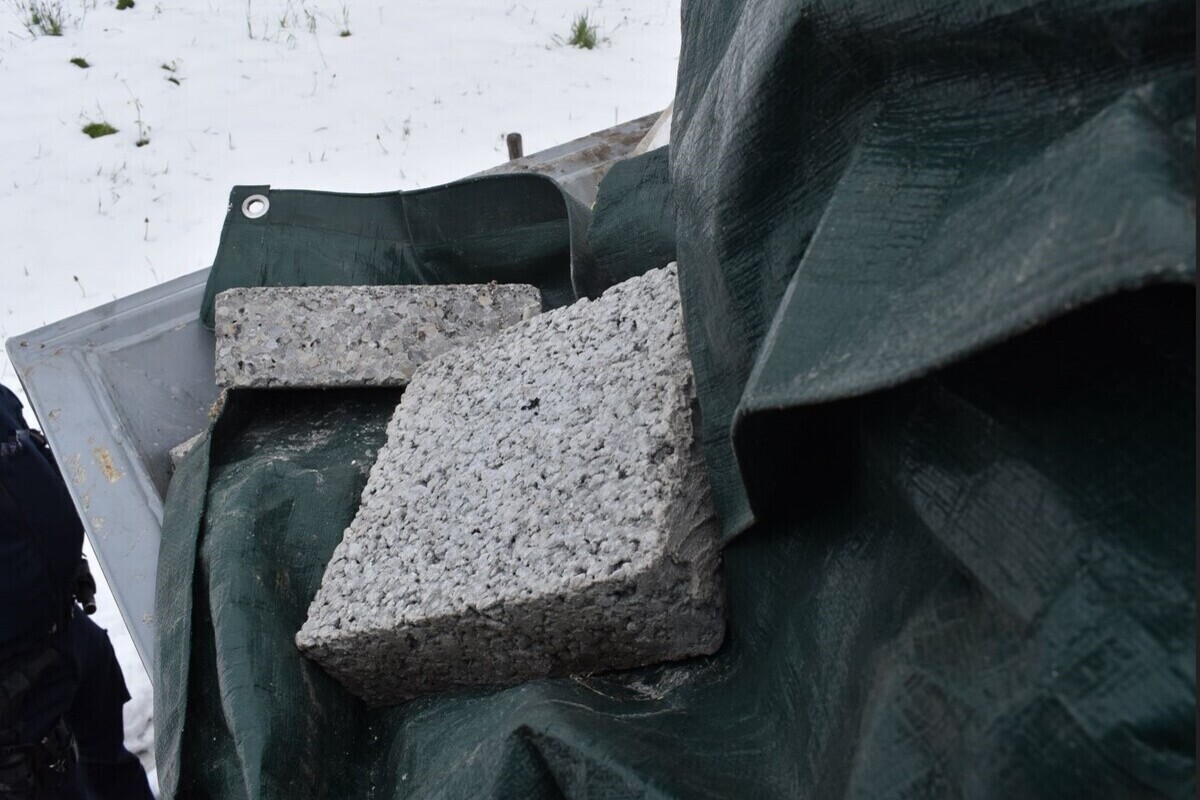 Unfälle in Herisau AR - Muldenlastwagen verliert mehrere Steine