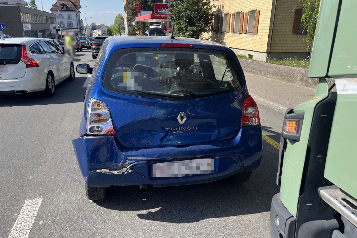 Unfall in Wittenbach SG - Auffahrkollision mit zwei Autos und einem Lastwagen