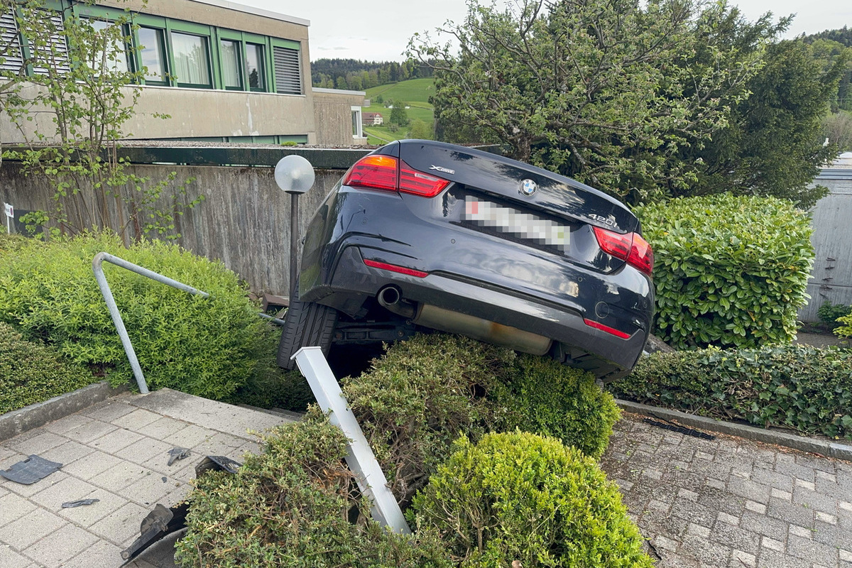 St.Gallen - Auto stürzt Treppengang herunter
